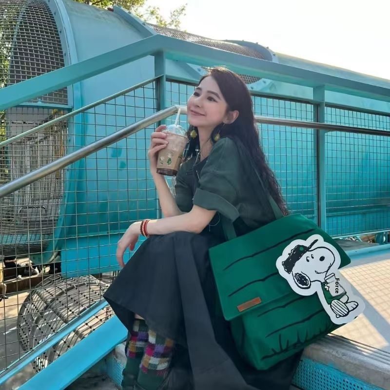 Photography Of The Year - Snoopy 2025 Tas Bahu Kanvas Cetak